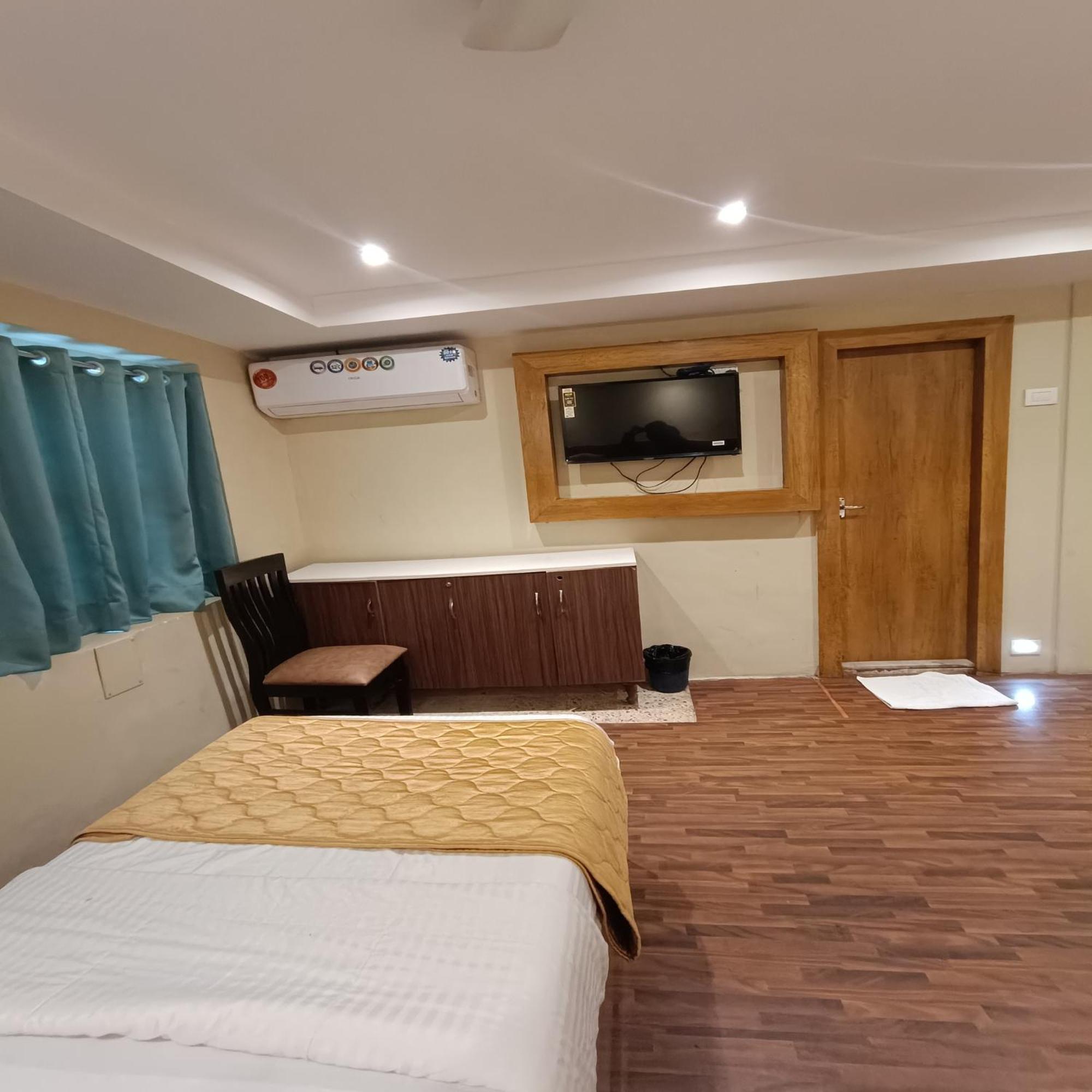 Rk Hotel-near Grant Road Railway Station