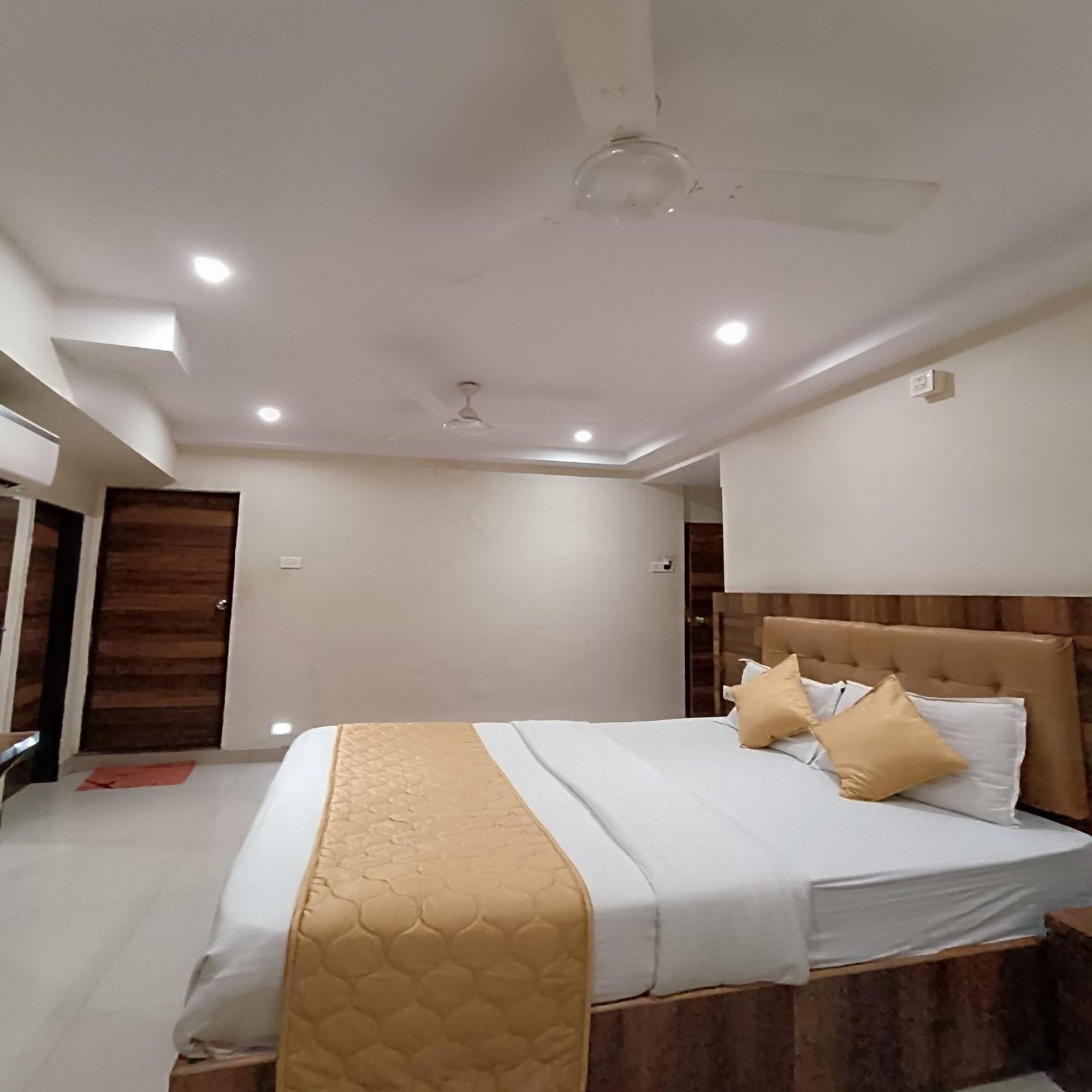 Rk Hotel-near Grant Road Railway Station Hotel