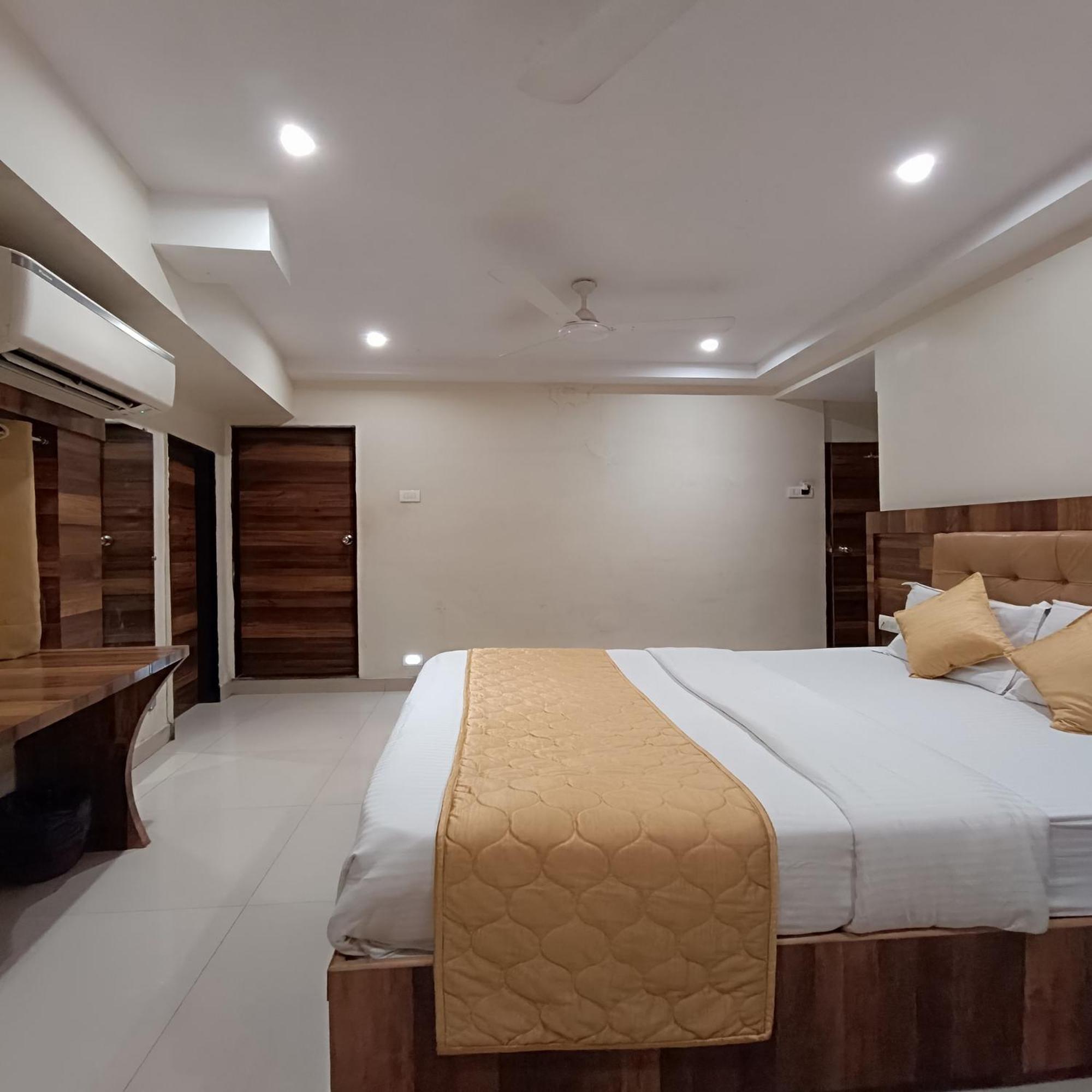 Hotel Rk Hotel-near Grant Road Railway Station