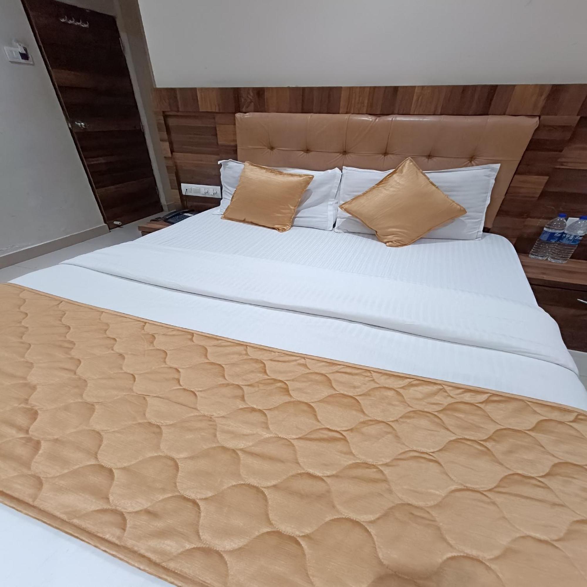 Rk Hotel-near Grant Road Railway Station Hotel 2*